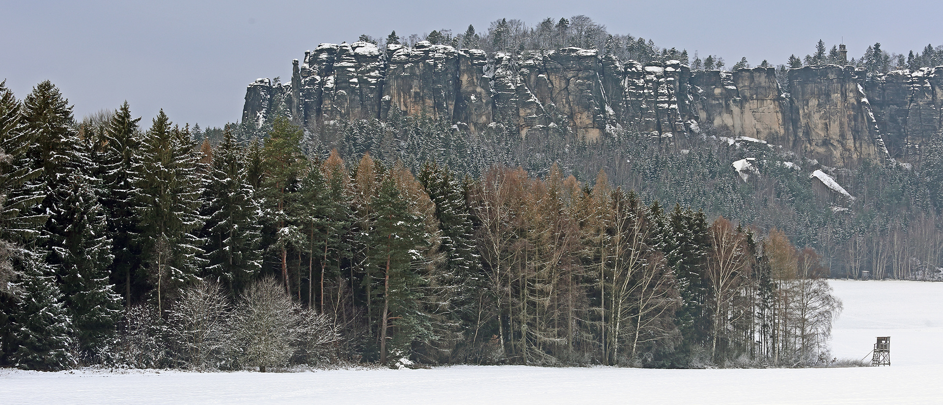 Erster Schnee auf dem Pfaffenstein und der Barbarine...