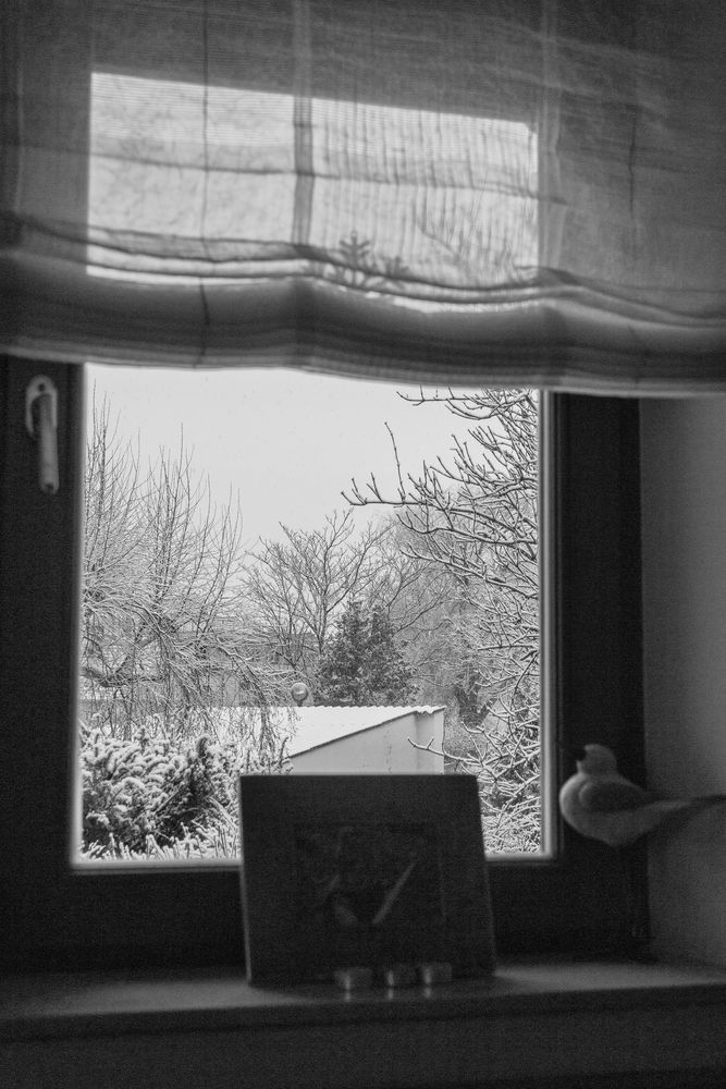 Erster Schnee durchs Fenster betrachtet Foto &amp; Bild