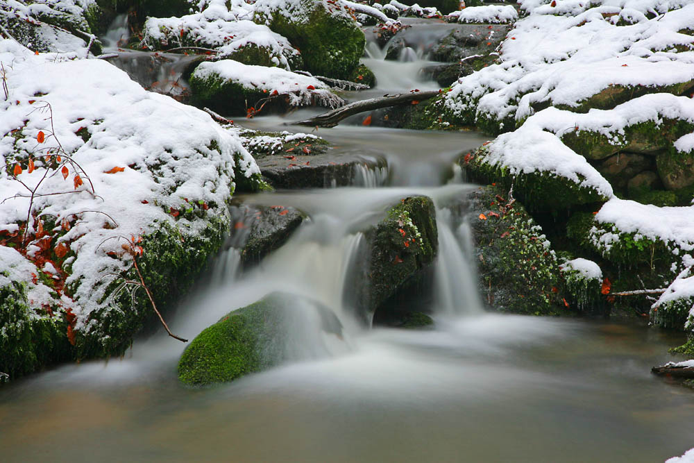 Erster Schnee fällt auf die Nagelsteiner Wasserfälle