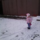 Erster Schnee für Enkeltöchterchen.