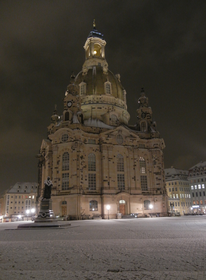 Erster Schnee im Jahre auf der FRAUENKIRCHE in Dresden