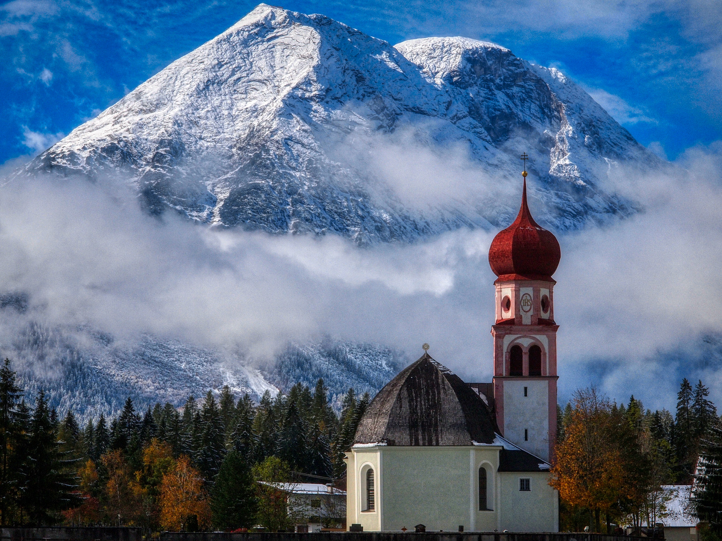 erster Schnee in den Bergen