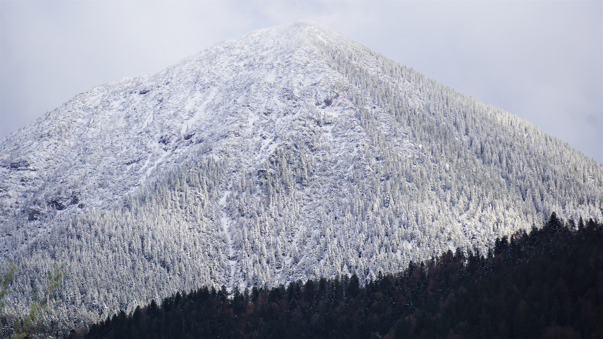 erster Schnee in den Bergen