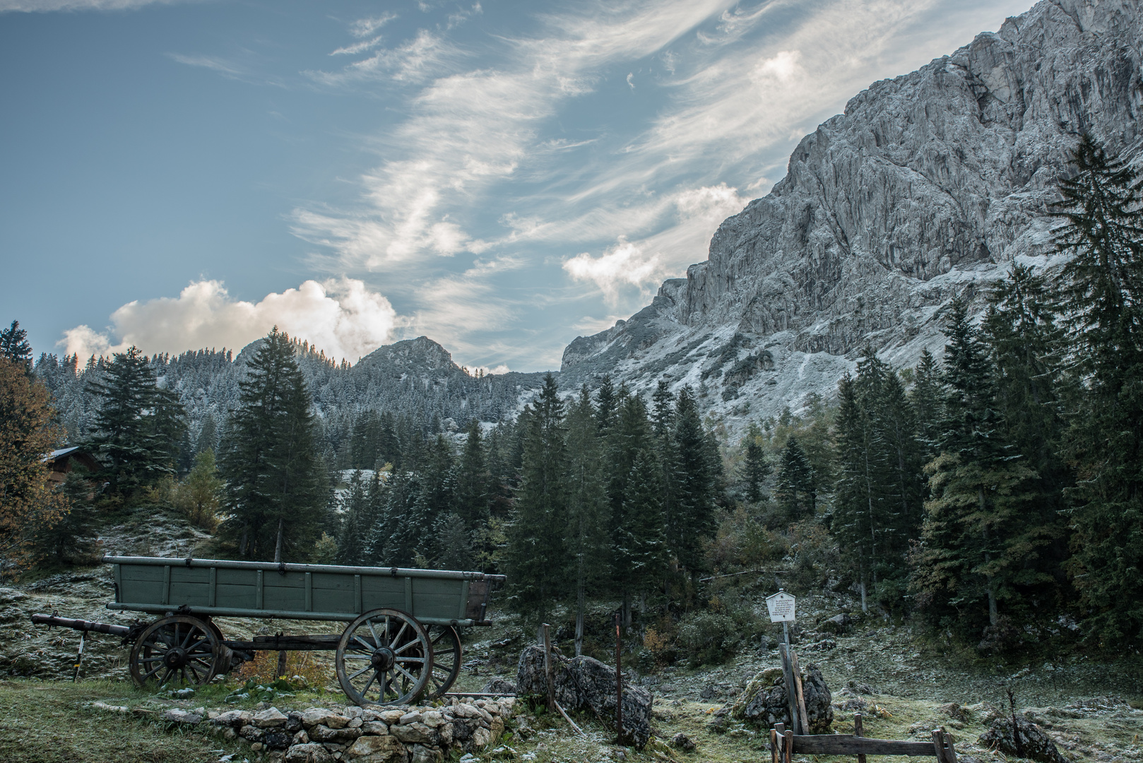 Erster Schnee in der schattigen Benediktenwand