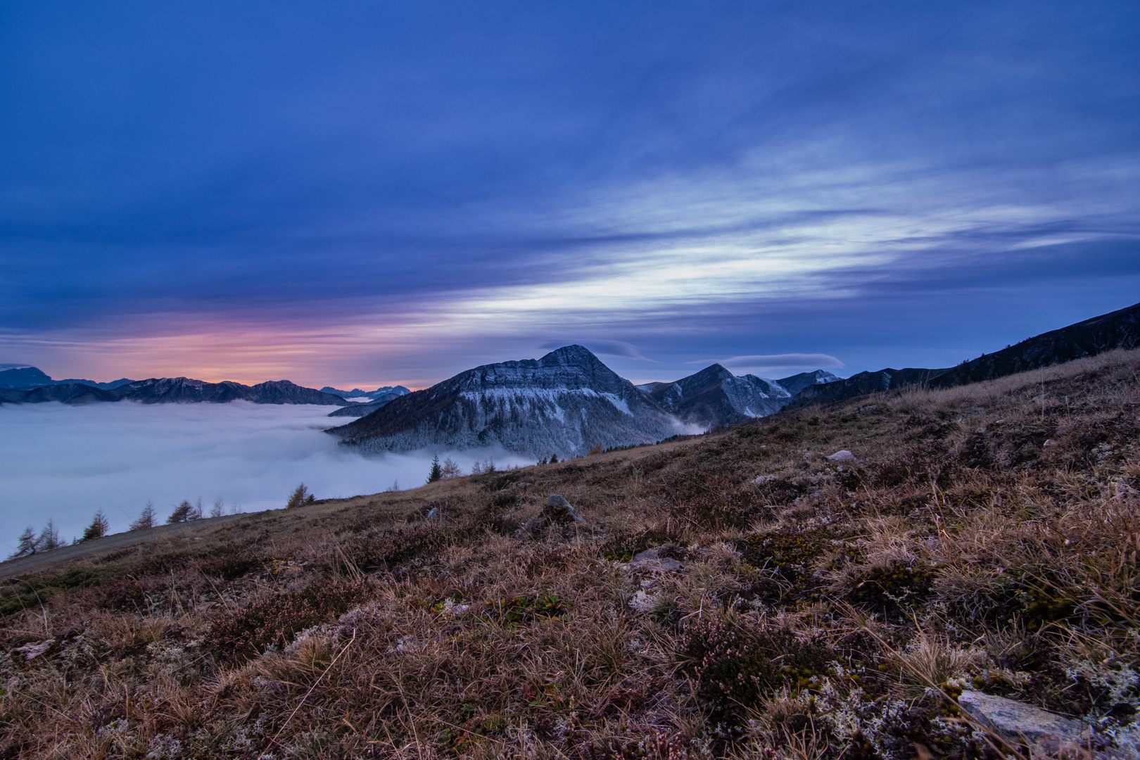 Erster Schnee über den Wolken