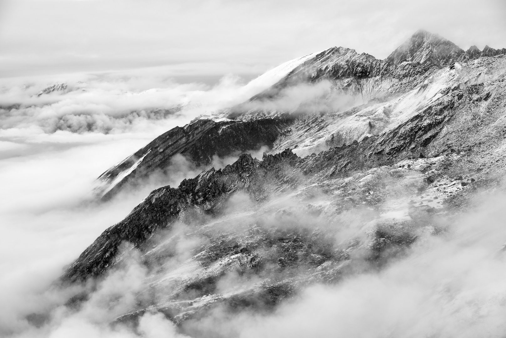 Erster Schnee über den Wolken