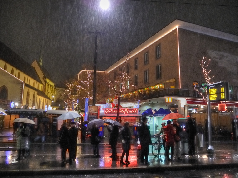 Erster Schneefall in Basel am Barfüsserplatz