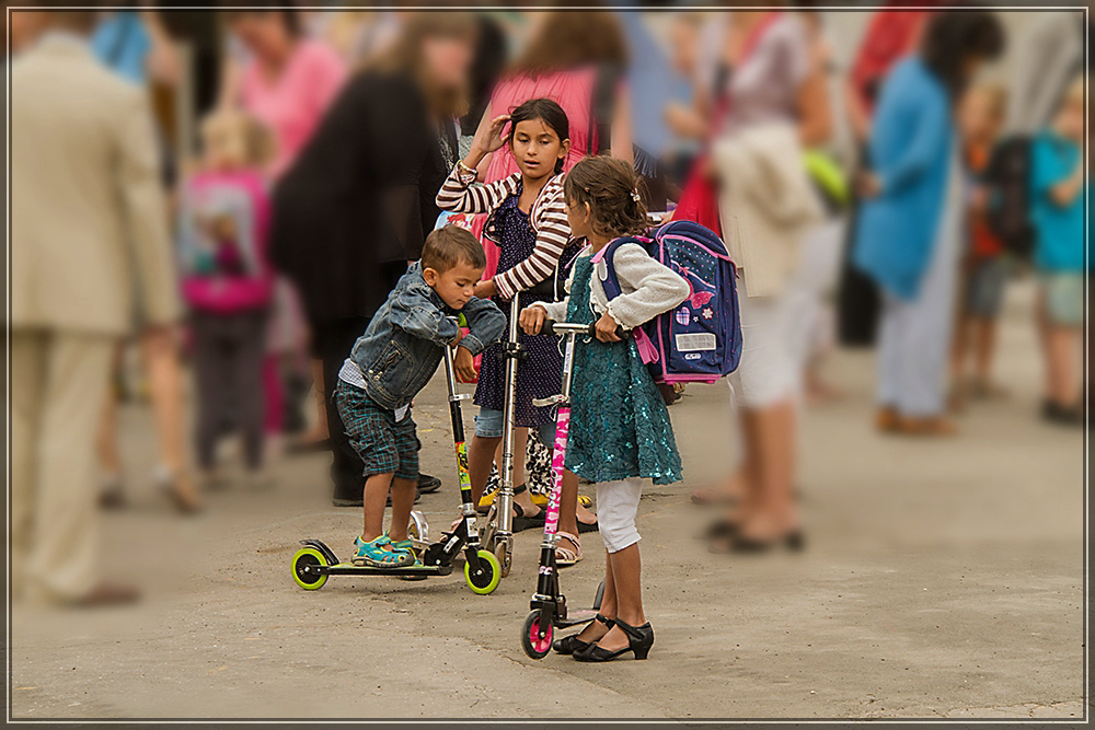 erster Schultag unter Aufsicht großer Schwester und kleinem Bruder