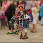 erster Schultag unter Aufsicht großer Schwester und kleinem Bruder