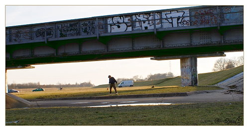 Erster Skater im Frühlingstag