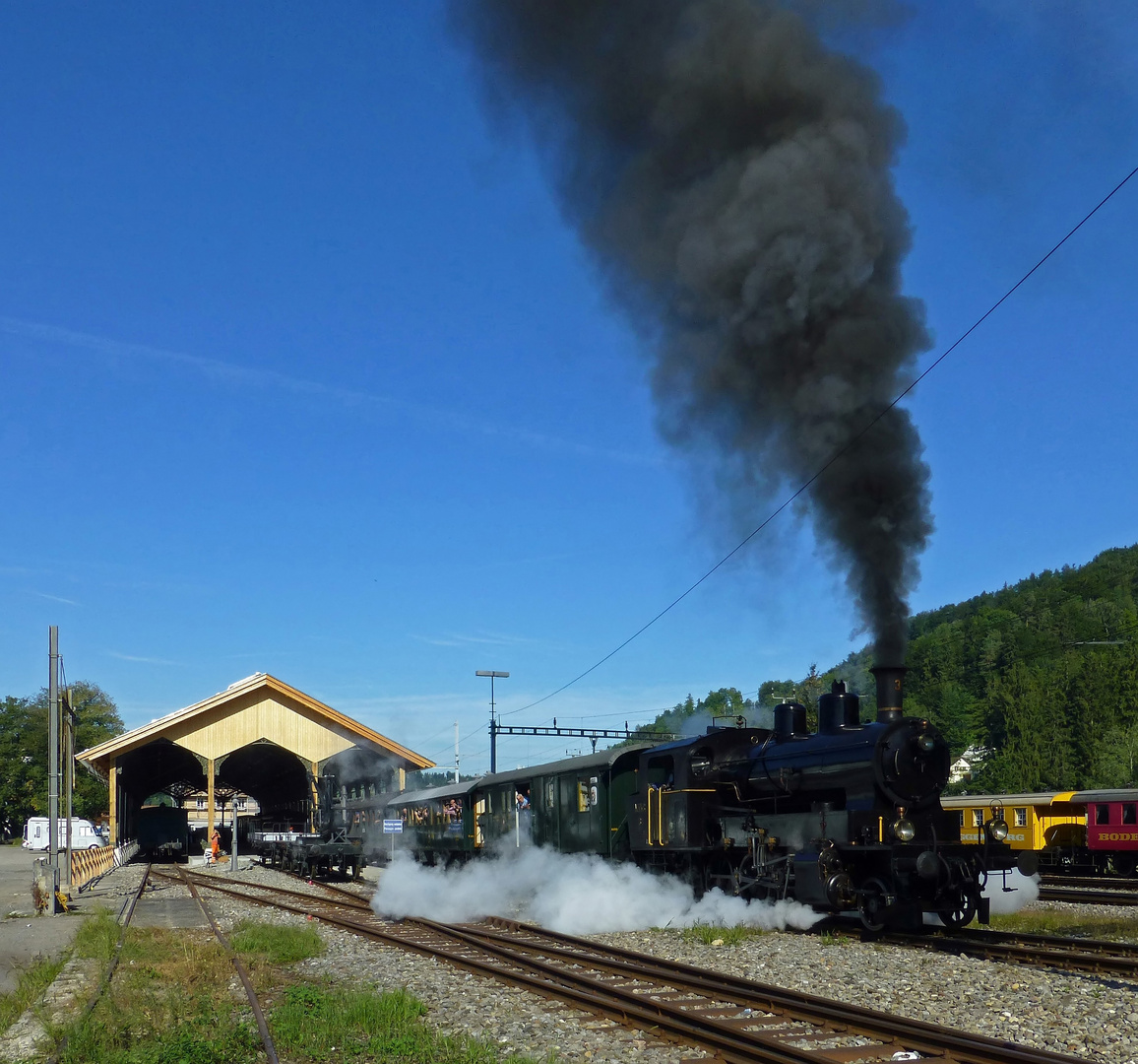 Erster Zug aus der hist. Bahnhofshalle Basel in Bauma