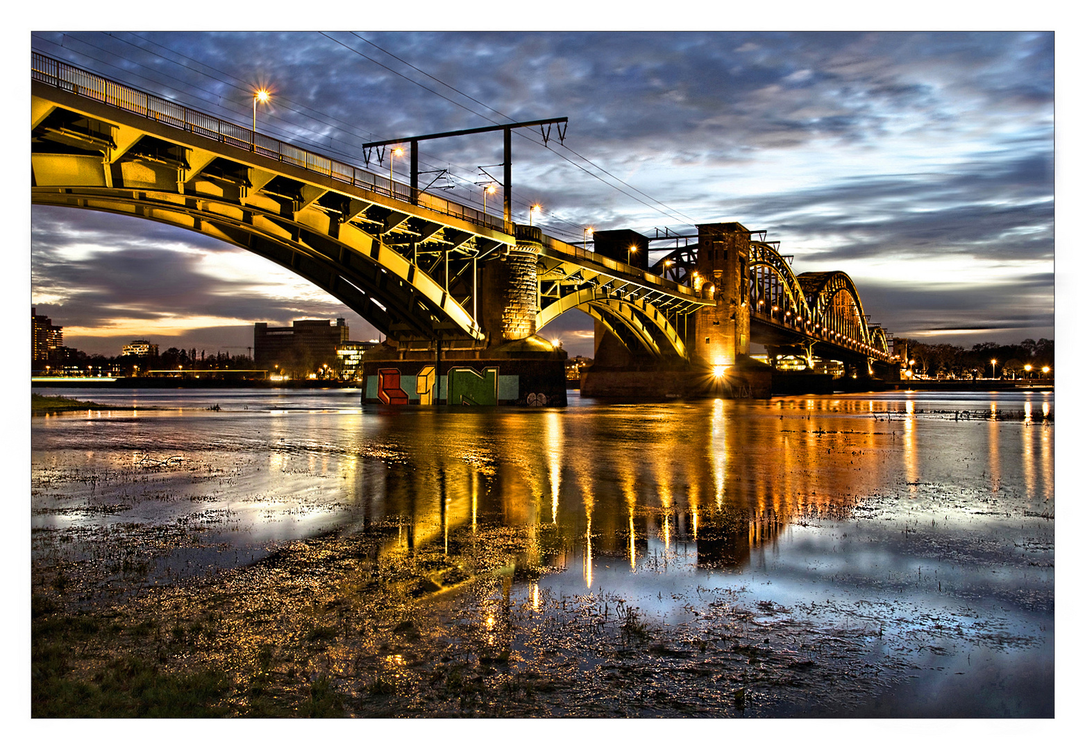 Erstes Hochwasser unter der Südbrücke - Köln.....