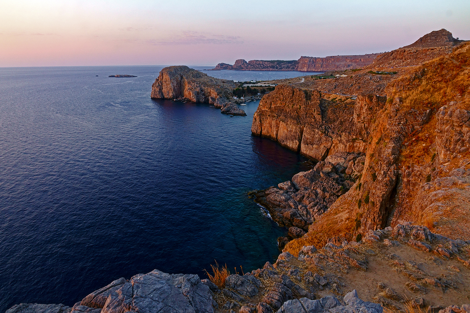 erstes Licht am Burgfelsen in Lindos, Rhodos