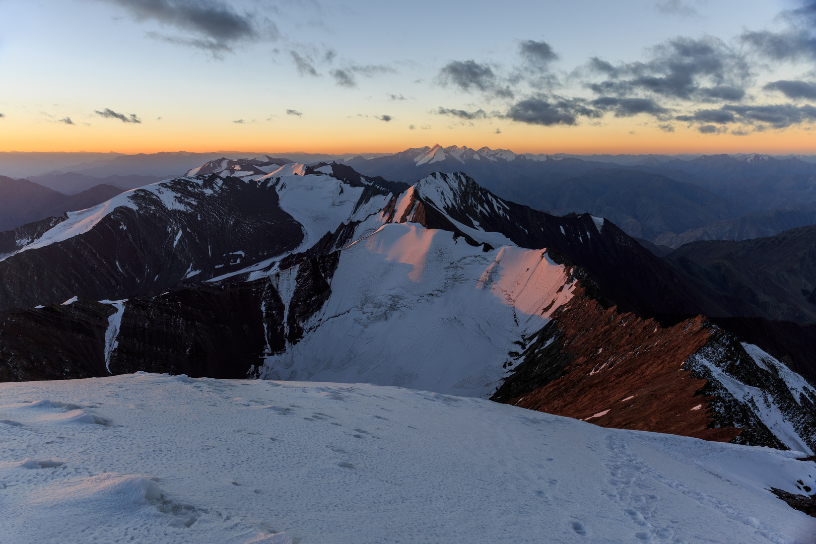 Erstes Licht am Stok-Gebirge im Himalaya