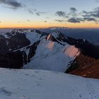 Erstes Licht am Stok-Gebirge im Himalaya