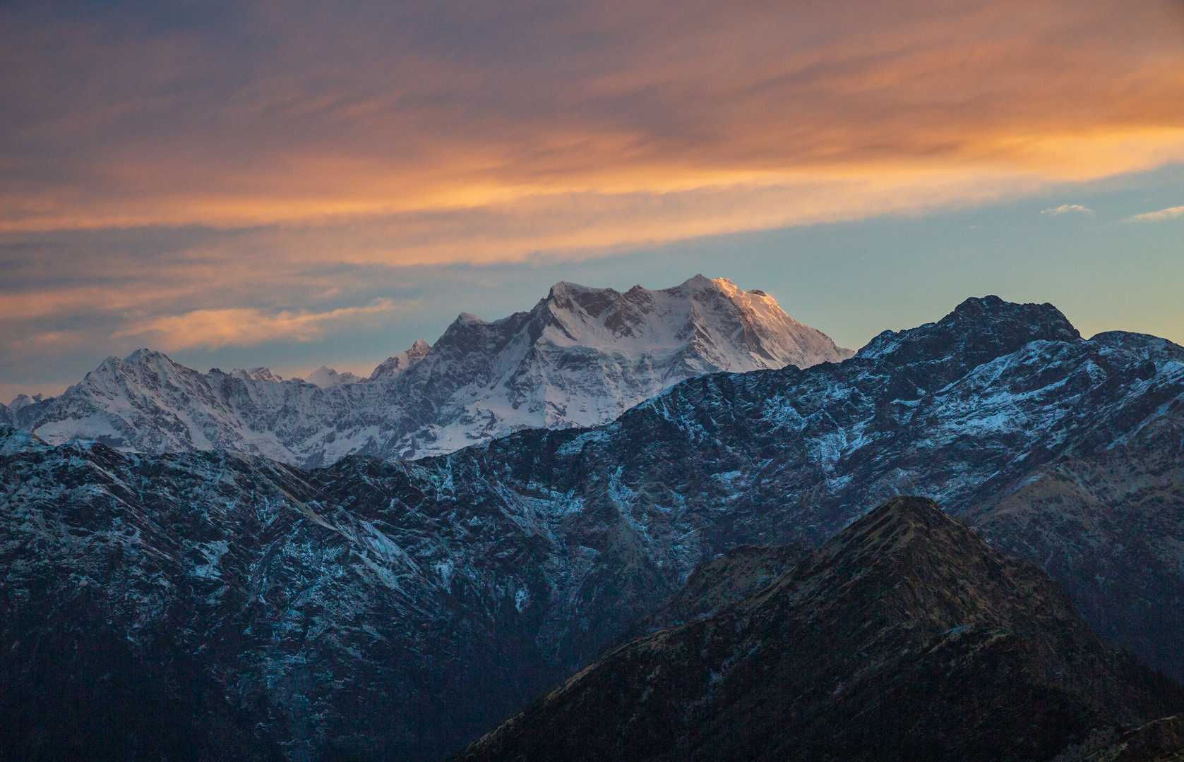 Erstes Licht auf dem Gipfel Chaukhamba im Himalaya