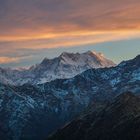 Erstes Licht auf dem Gipfel Chaukhamba im Himalaya