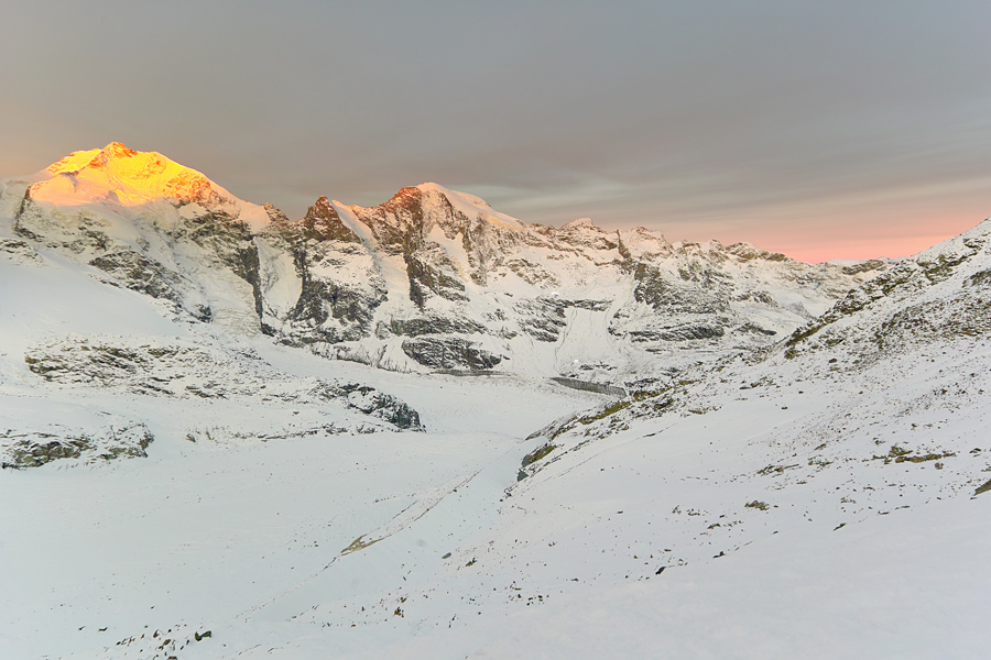 Erstes Licht auf den Bergen