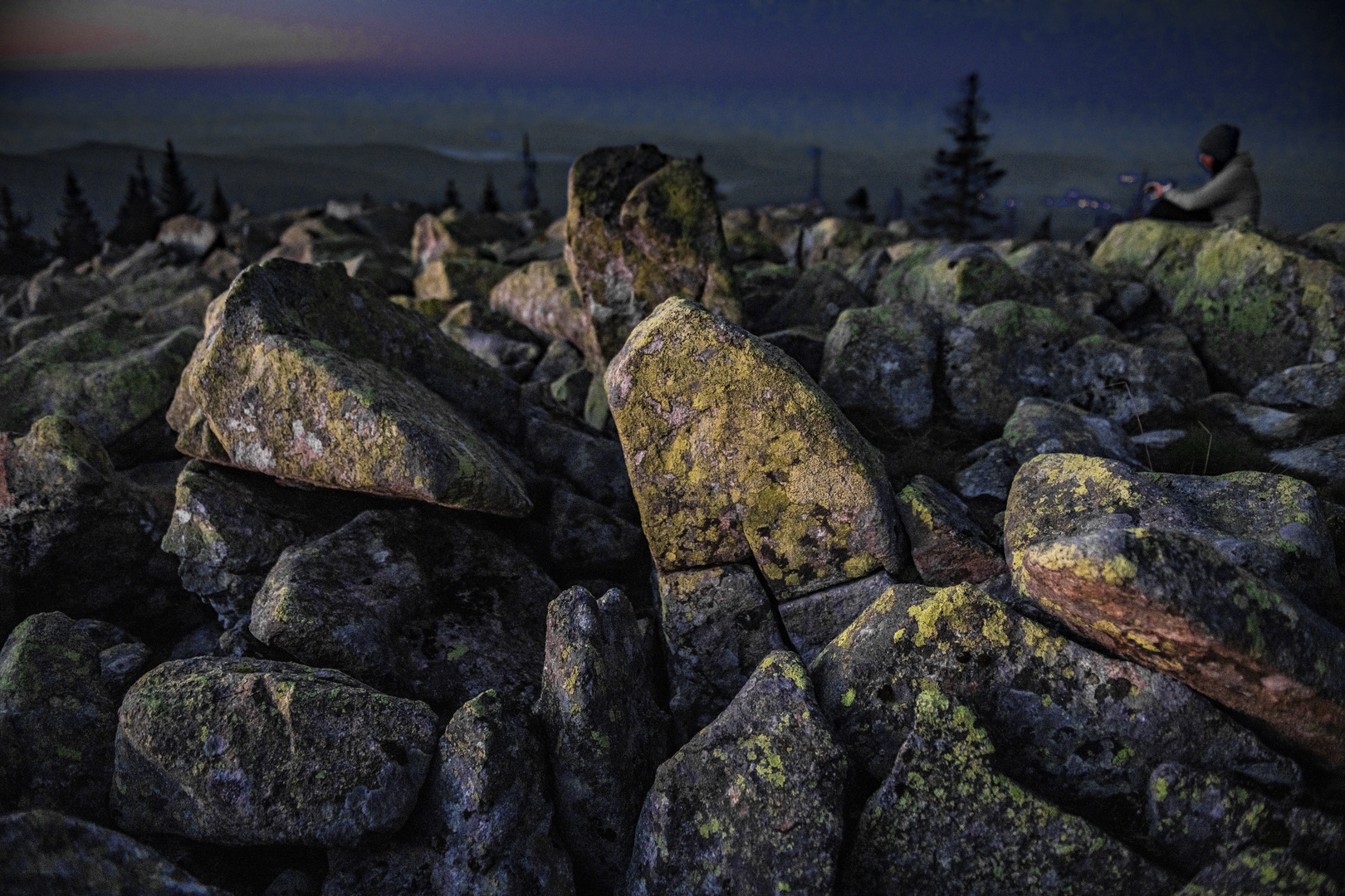 Erstes Morgenlicht auf dem Gipfel des Lusen