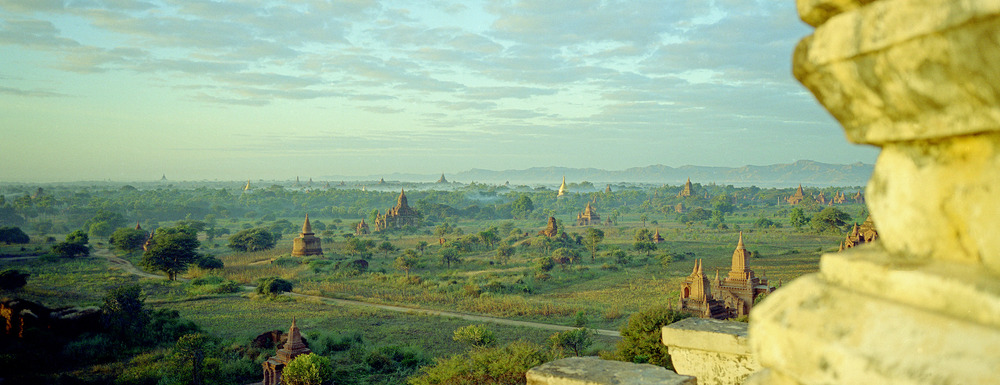 Erstes Morgenlicht über Bagan