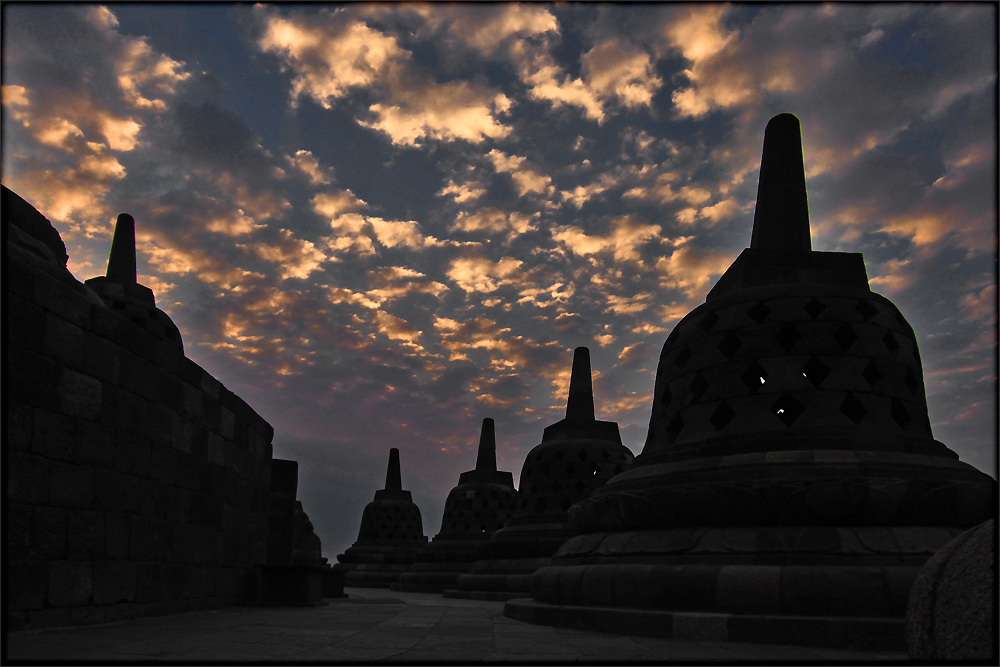 Erstes Morgenlicht über Borobodur/Java/Indonesien