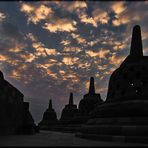 Erstes Morgenlicht über Borobodur/Java/Indonesien