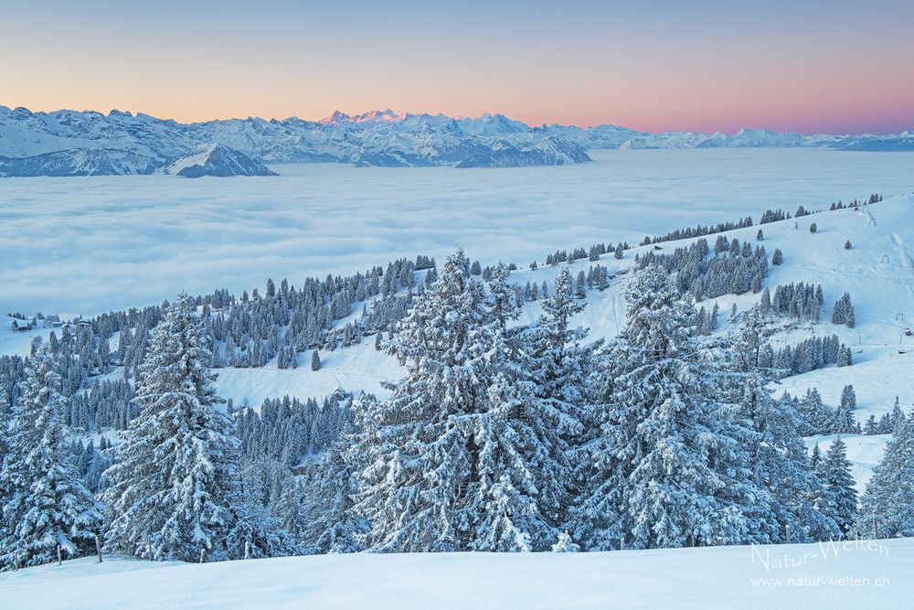 Erstes Sonnenlicht auf den Gipfeln