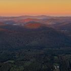 Erstes Sonnenlicht auf den Hügeln des Bayerischen Waldes