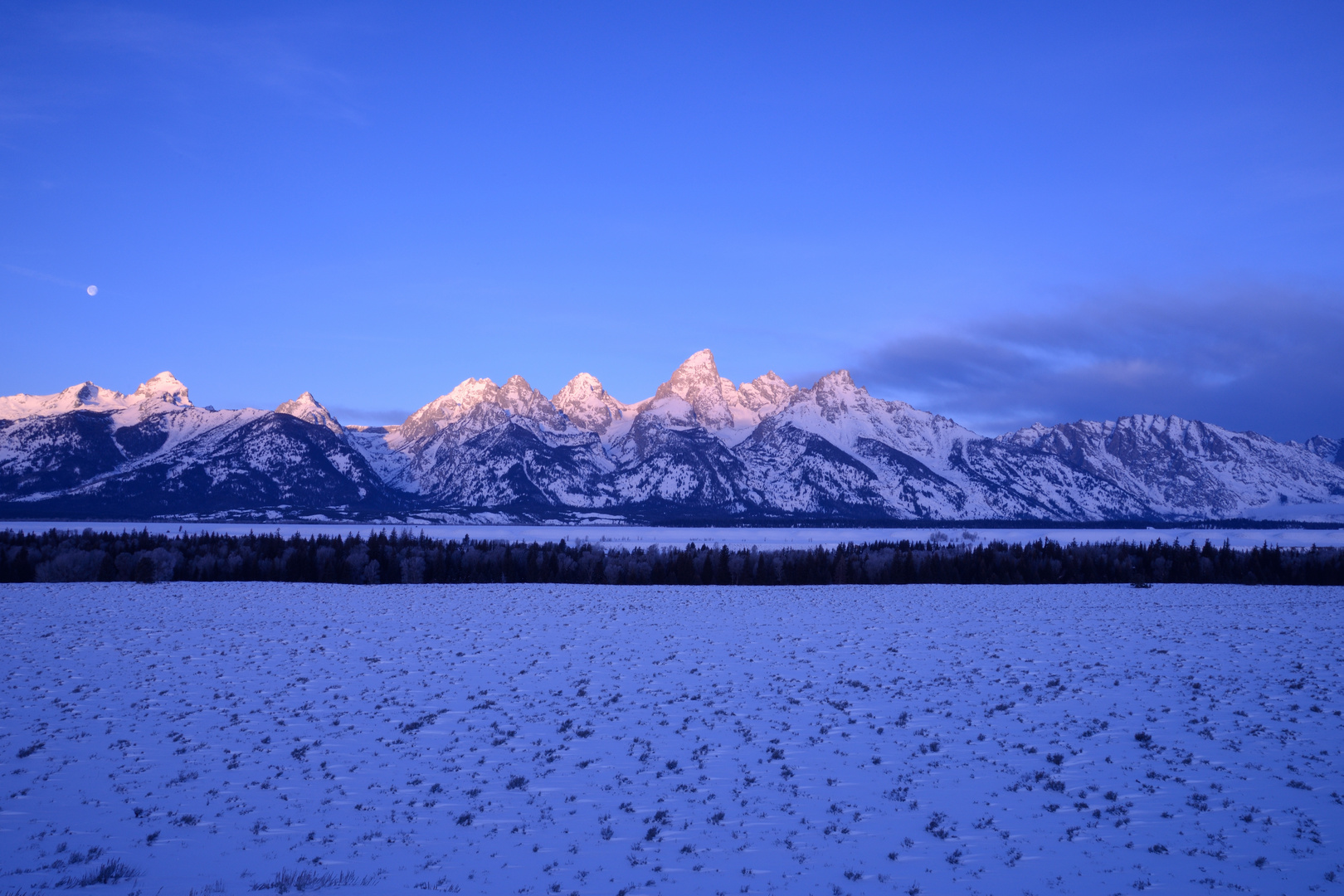 Erstes Sonnenlicht streift die Bergspitzen der Grand Tetons