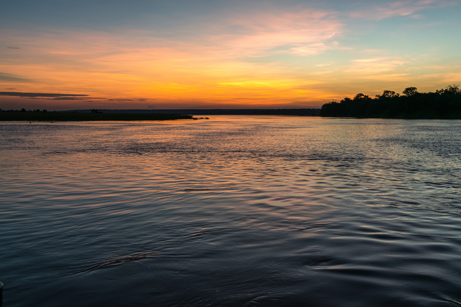 Erstes Tageslicht über dem Chobe River