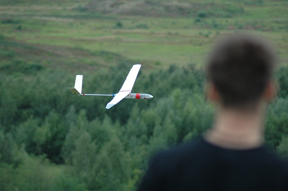 Erstflug eines selbstgebauten Modellflugzeugs