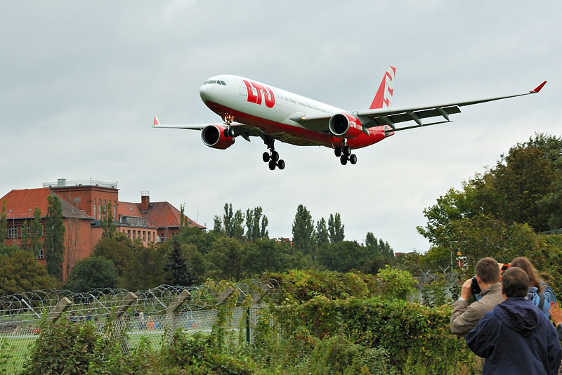 Erstlandung eines Airbus A330-223 (D-ALPD) in Berlin-Tempelhof (THF)