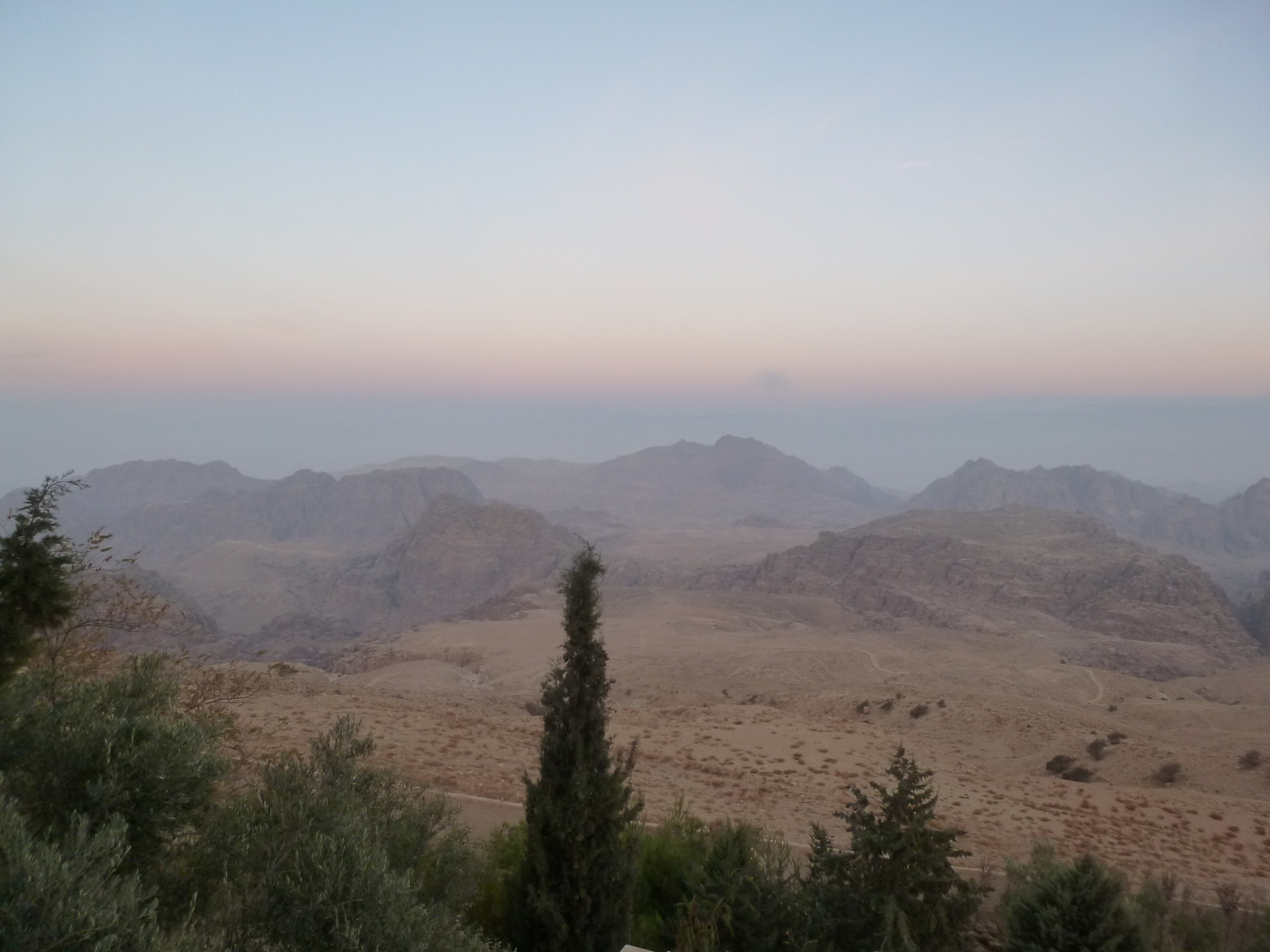 Erwachen ....Felsen von Petra in Jordanien