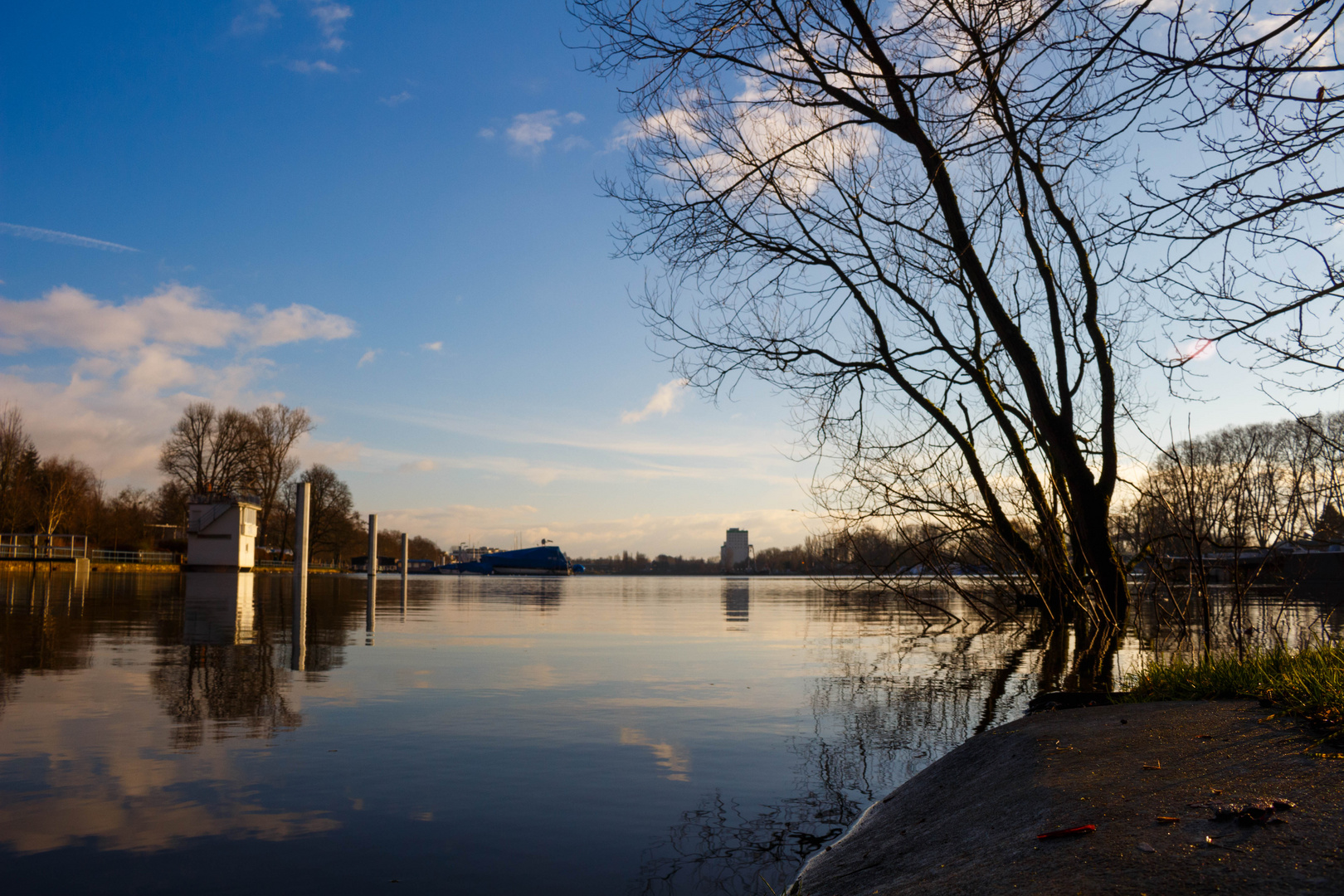 Erwachender Tag am Hafen