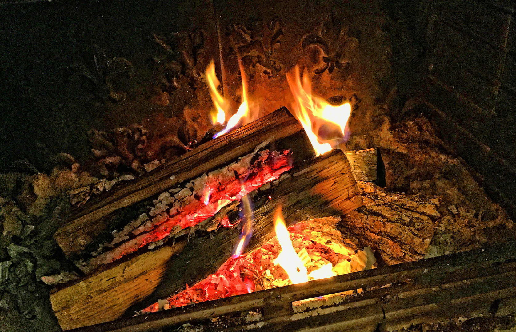 Erwärmt - trocknet - duftet - geil - der Kamin halt.