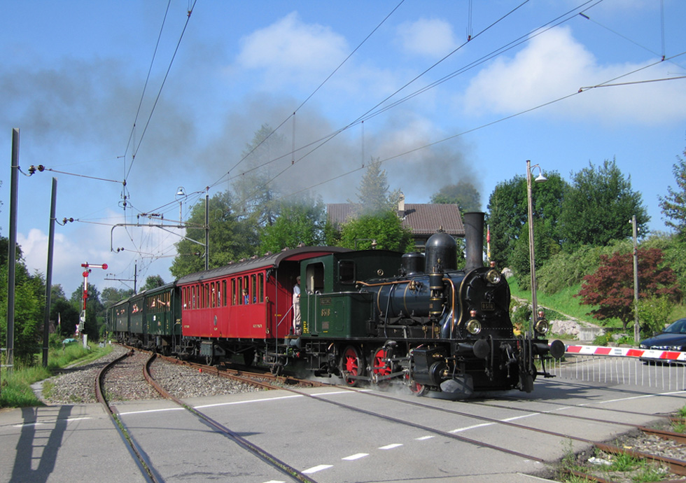 erwartungsvoll trifft der Zug in........