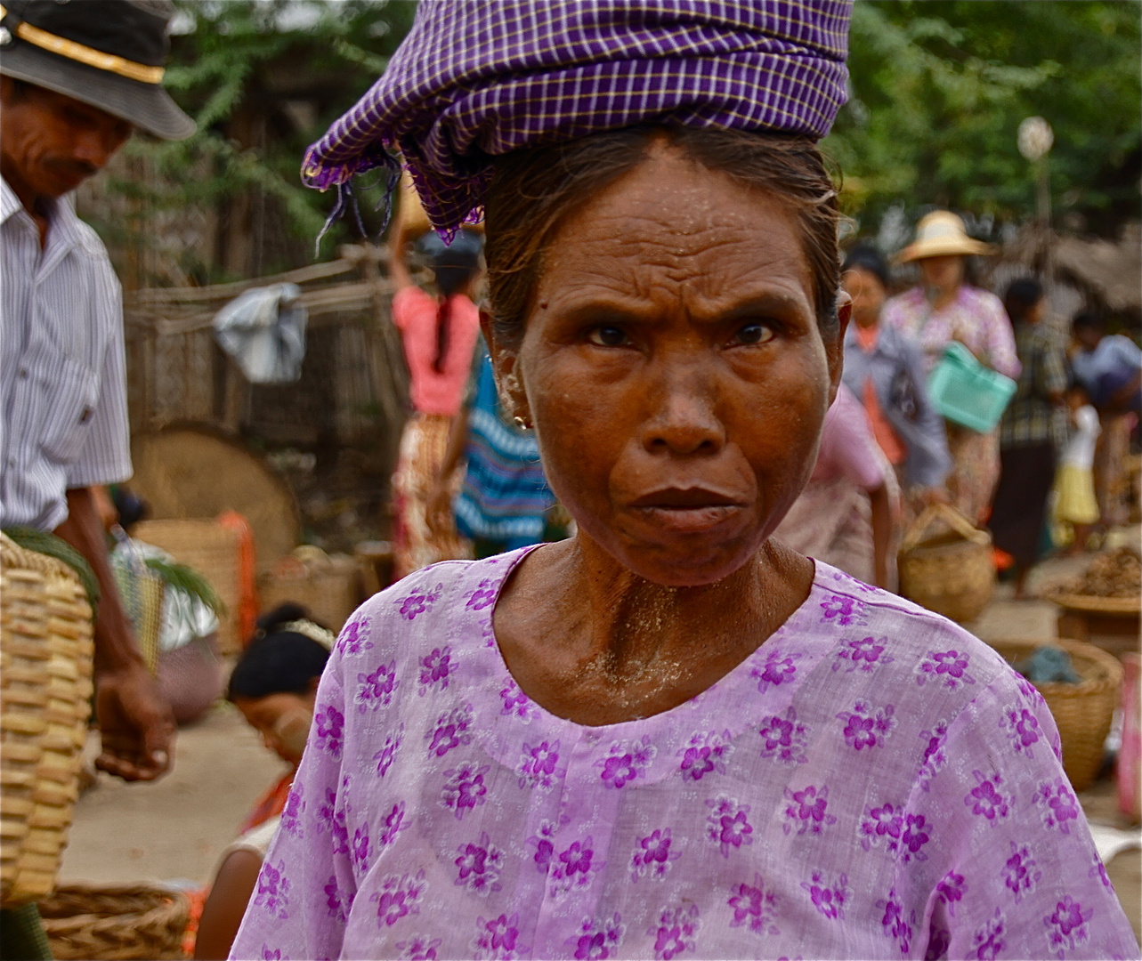 erwischt, sie hat mich entdeckt ! am landmarkt, burma 2011