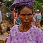 erwischt, sie hat mich entdeckt ! am landmarkt, burma 2011