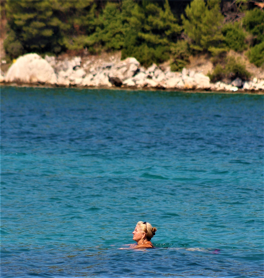 Erzählend vom Geniessen des Schwimmen s hinaus auf das Meer