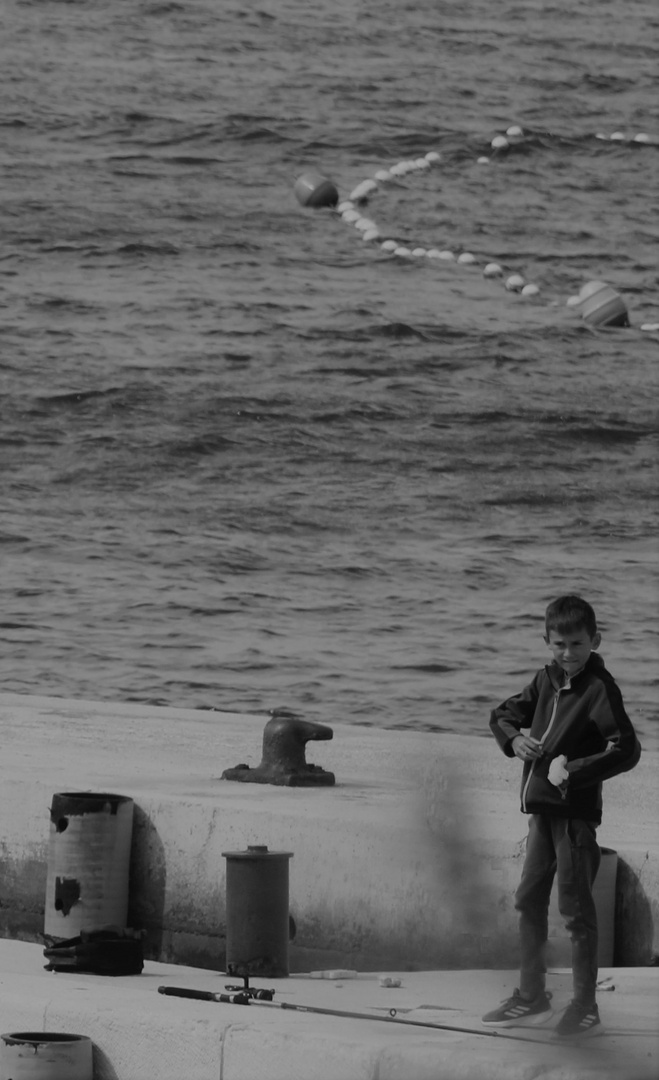 erzählend vom kroatischen Jungen am Meer