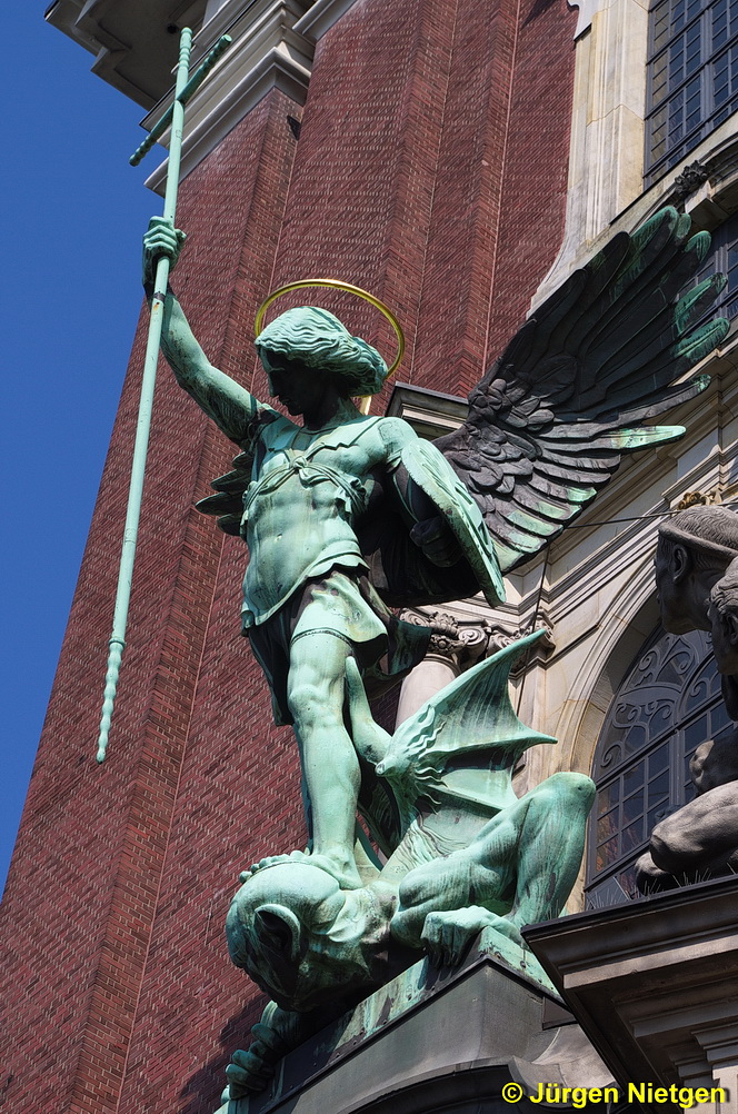 Erzengel Michael über dem Eingang vom Michel in Hamburg