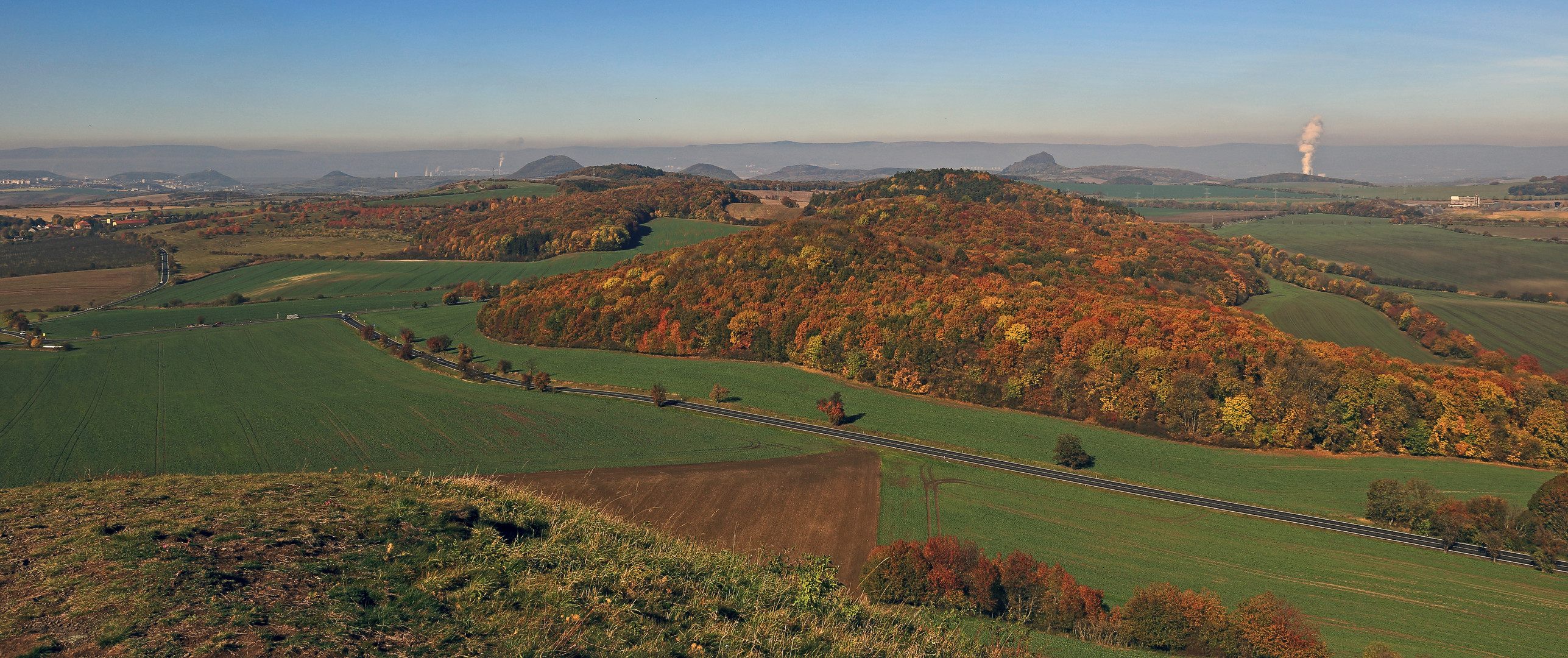 Erzgebirge und die nördlichen Teile des böhmischen Beckens vom 476m hohen Cicov...