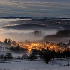 Erzgebirgisches Dorf umgeben vom Nebel