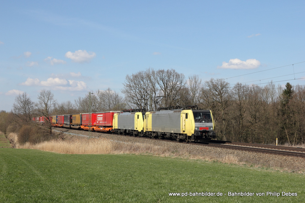 ES 64 F4 - 009 (TXLogistik) und ES 64 F4 - 030 mit einem Sattelaufliegerzug