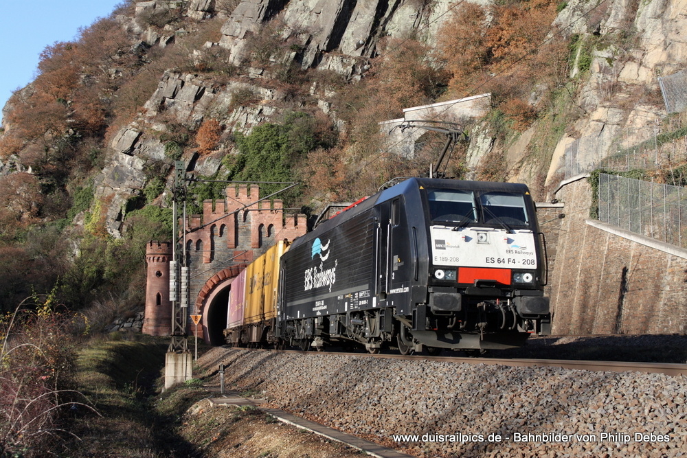 ES 64 F4 - 208 (ERS Railways) mit einem Güterzug in St. Goarshausen