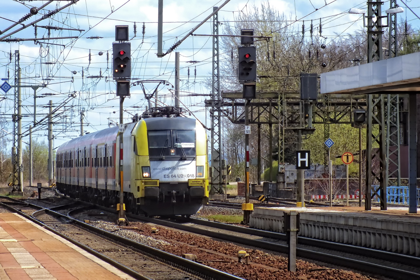 ES 64 U2-018 mit einem RE bei der Einfahrt in den Bahnhof Gotha