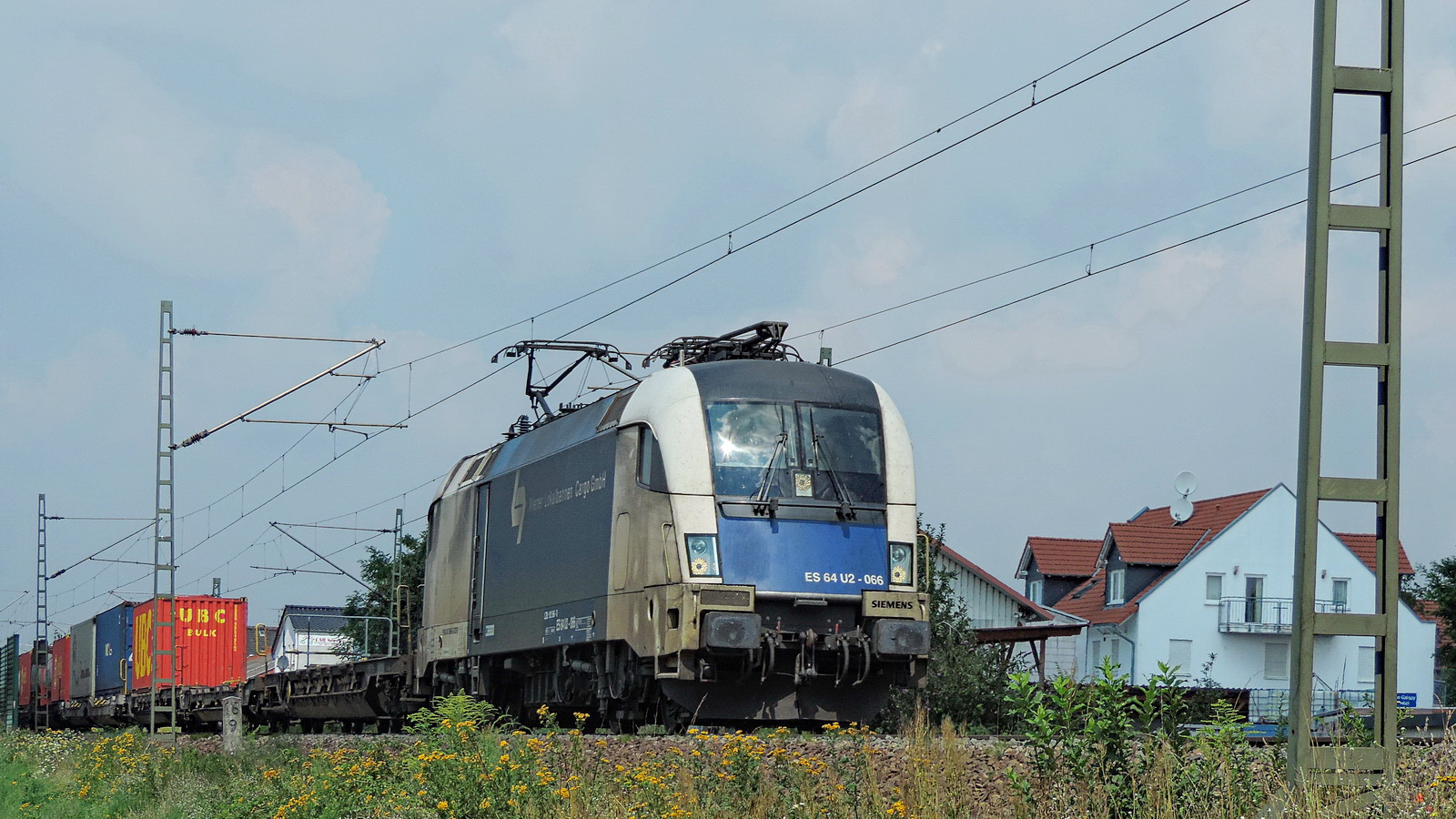 ES 64 U2-066 der Wiener Lokalbahnen Cargo GmbH mit einem gem. Güterzug