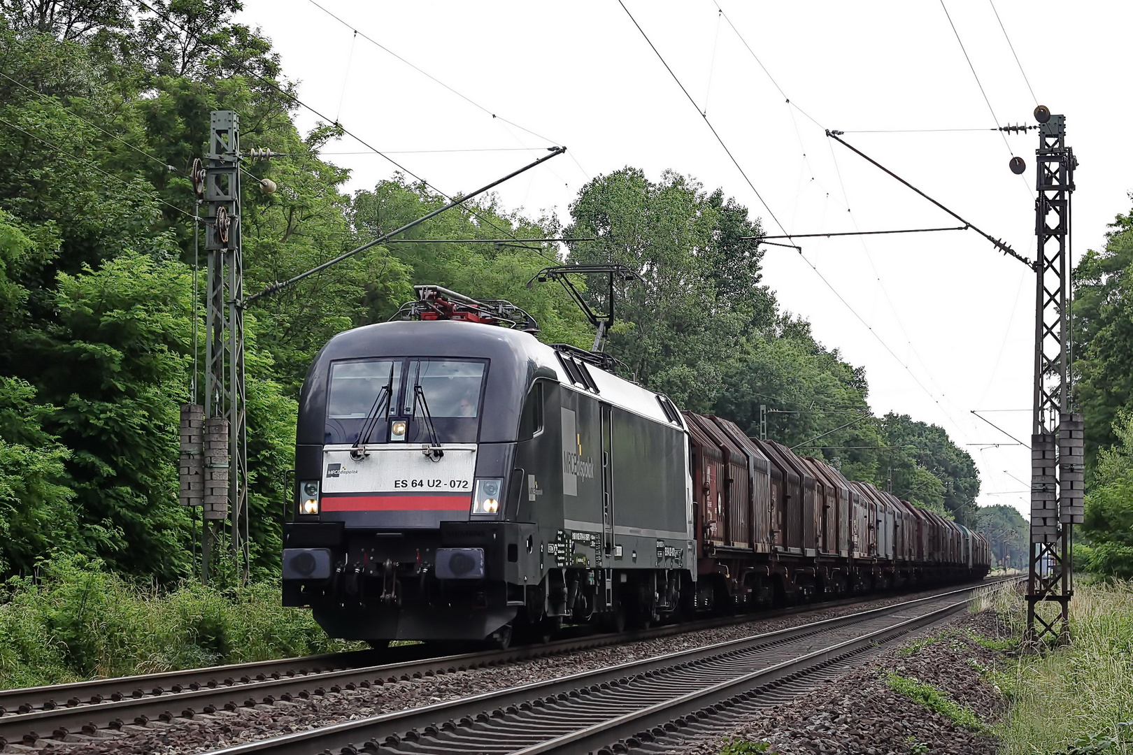 ES 64 U2-072 MRCE dispolok mit einem gem. Güterzug