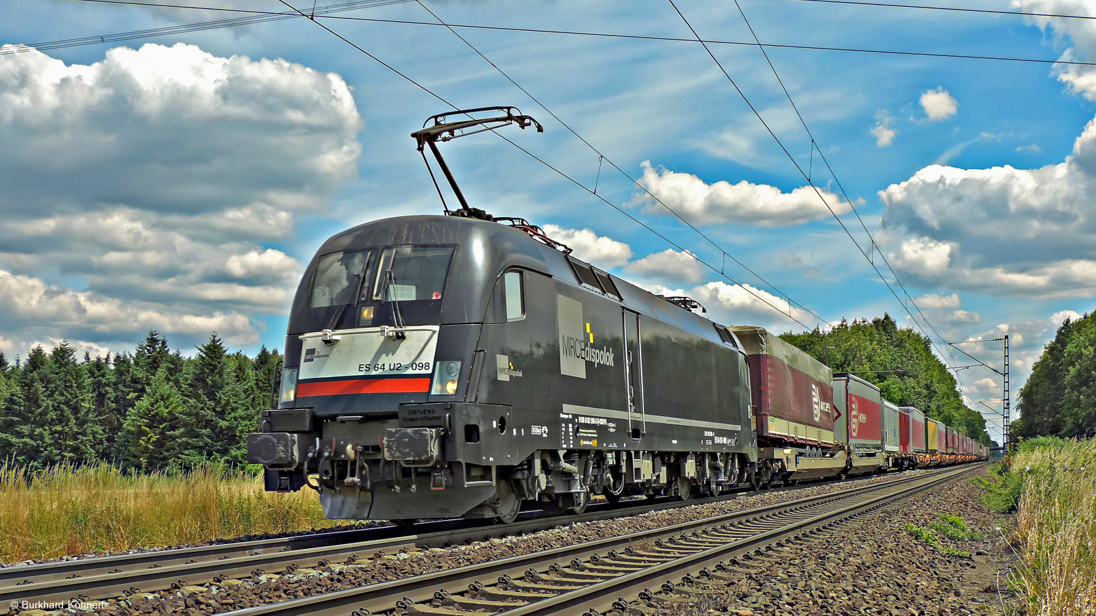 ES 64 U2-098 mit einem Containerzug