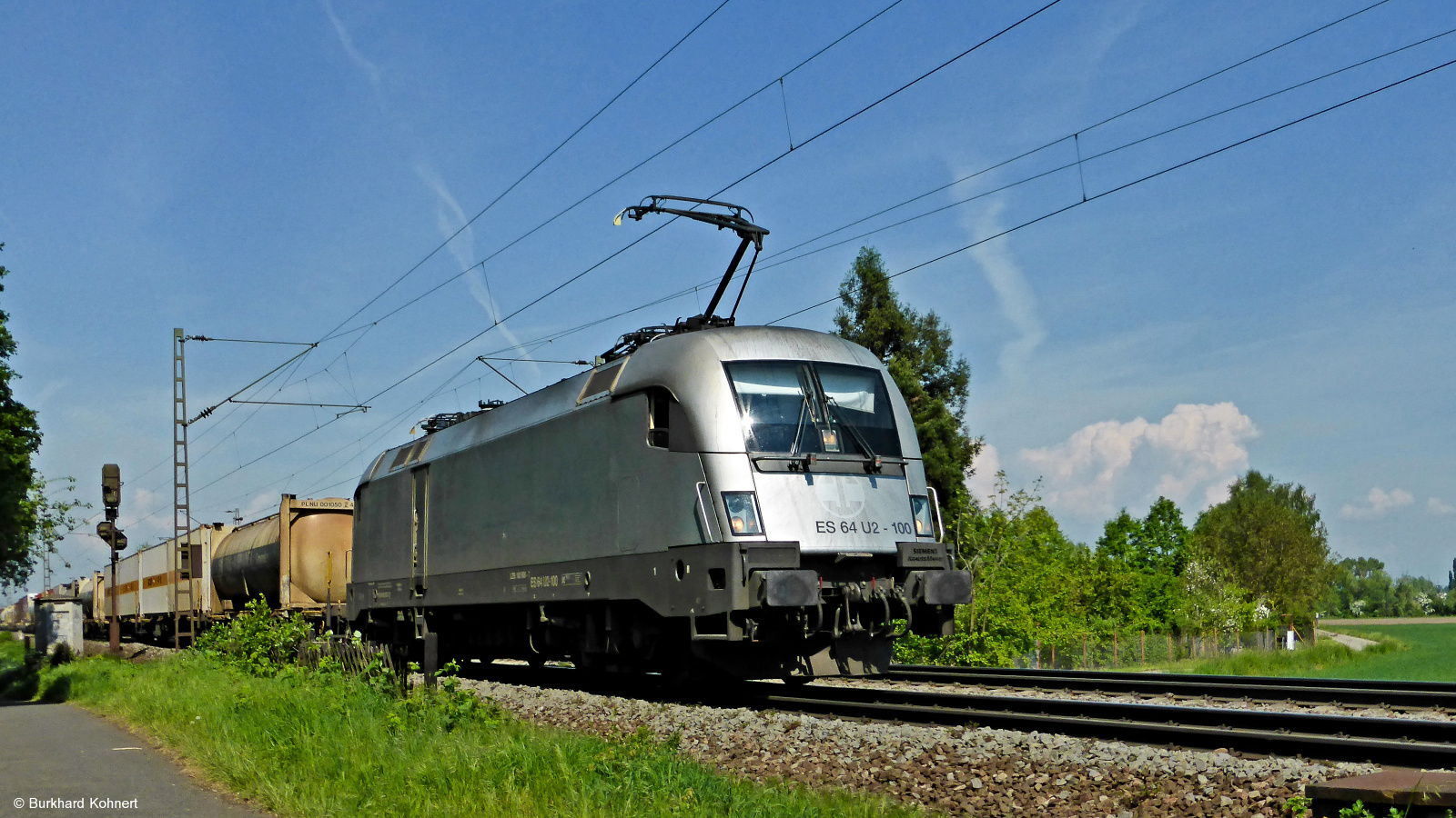 ES 64 U2-100 mit einem gem. Güterzug